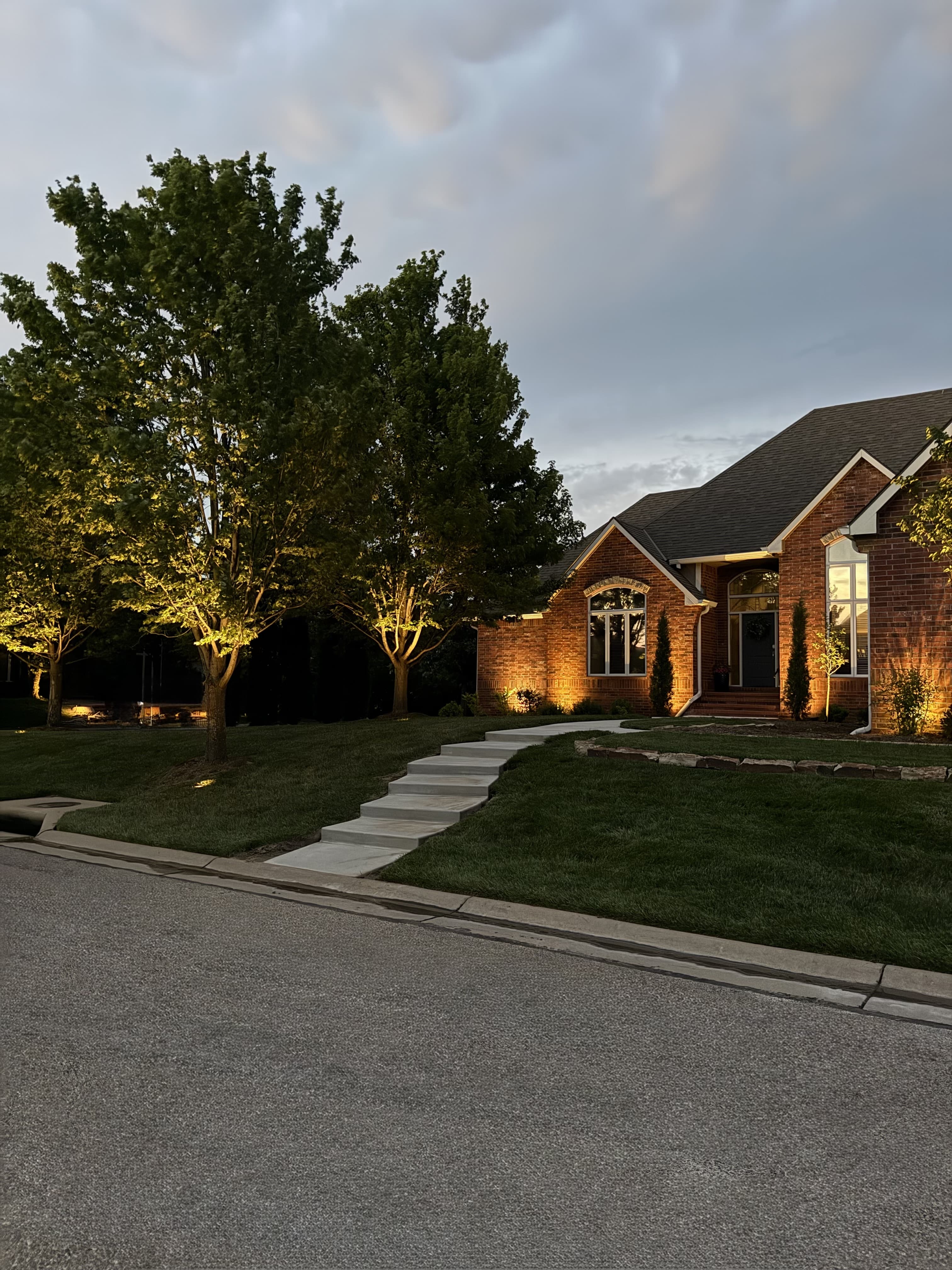 Oak Creek tree and planting accent lighting